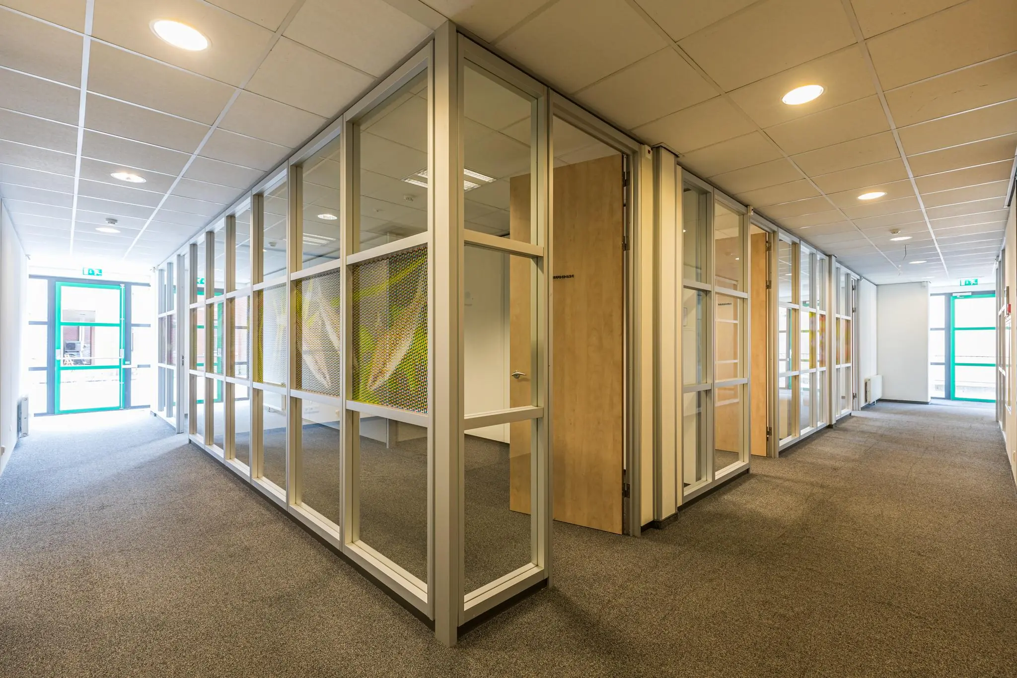 Licht en modern kantoorpand aan de Laan Blussé van Oud-Alblas met glazen wanden en houten deuren.